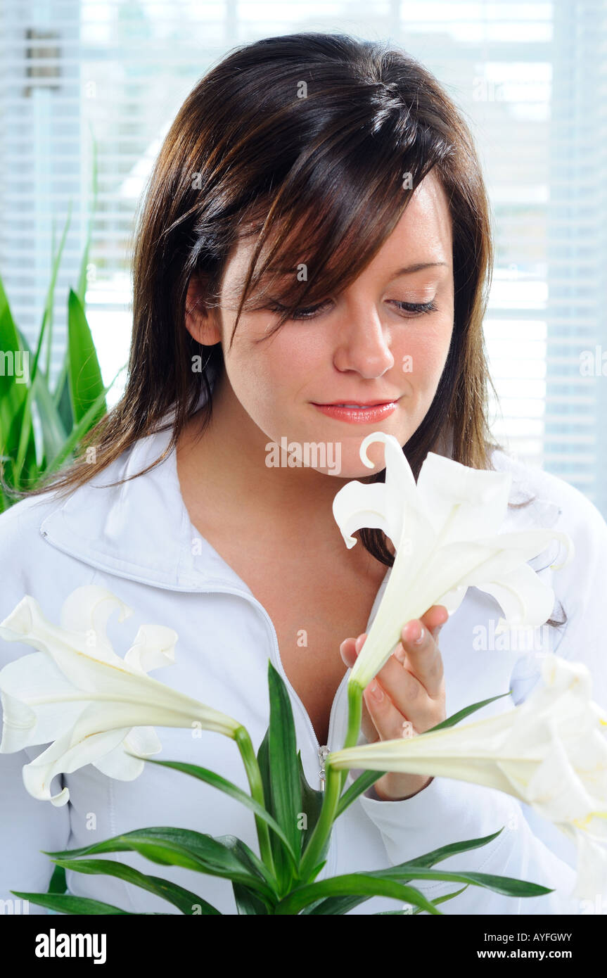 Frau, riechen den Duft einer Pflanze Stockfoto