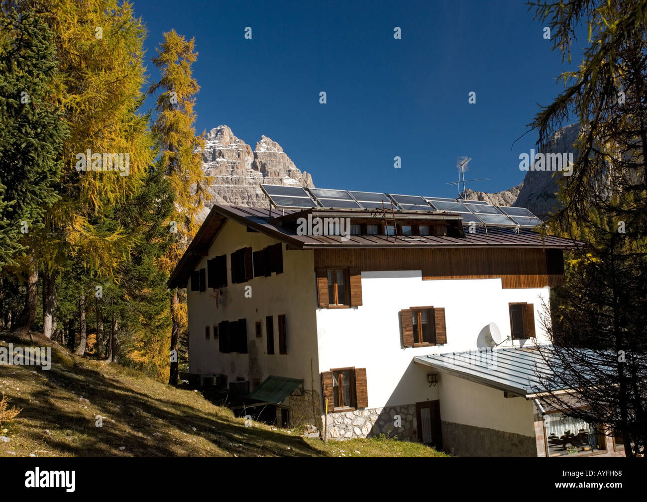 Solar-Panels auf alpine Chaletstil Gebäude im italienischen Dolomiten Herbst Stockfoto