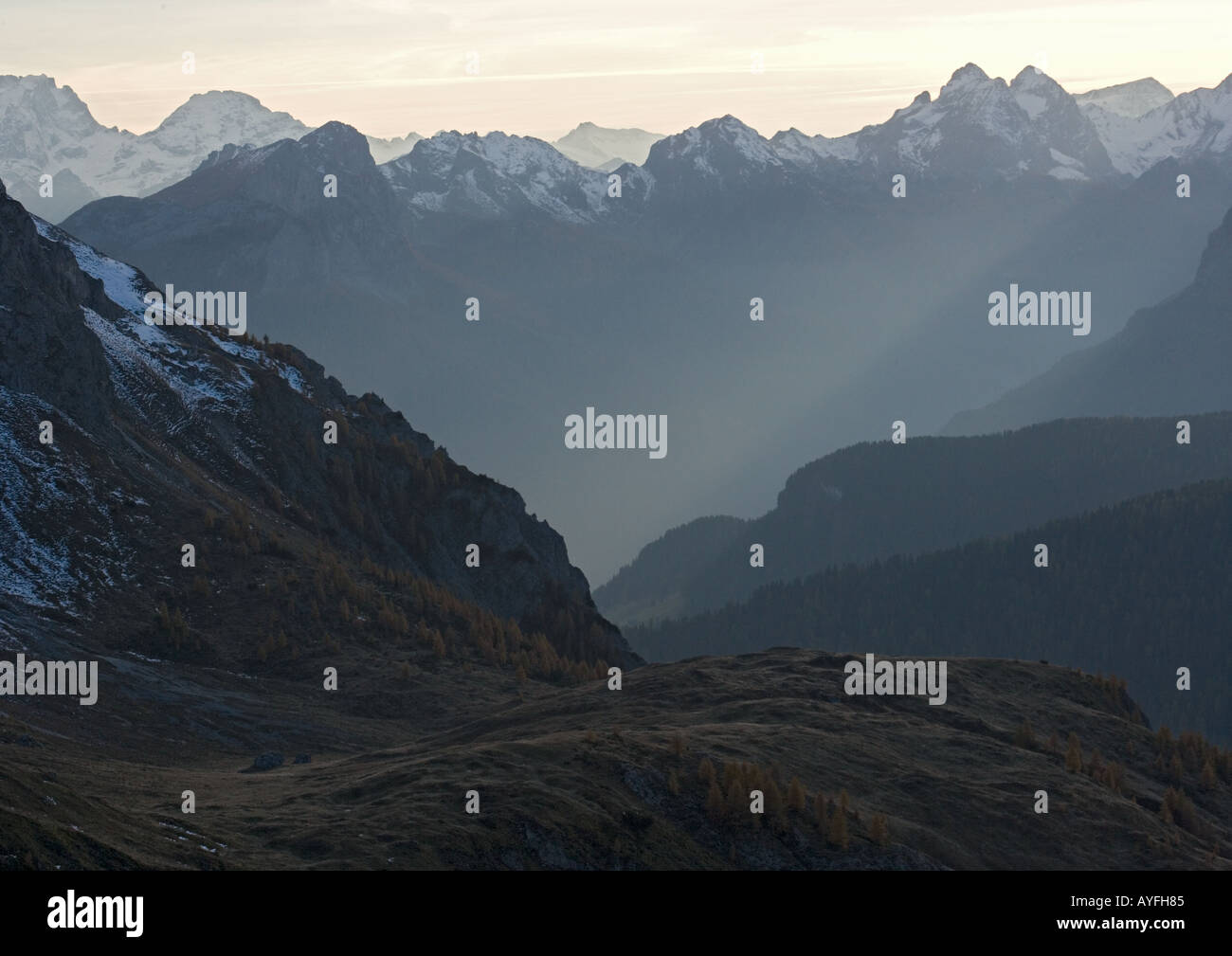 Evening view westwards from the Passo di Giau in the high Dolomites. Italy. Autumn Stockfoto