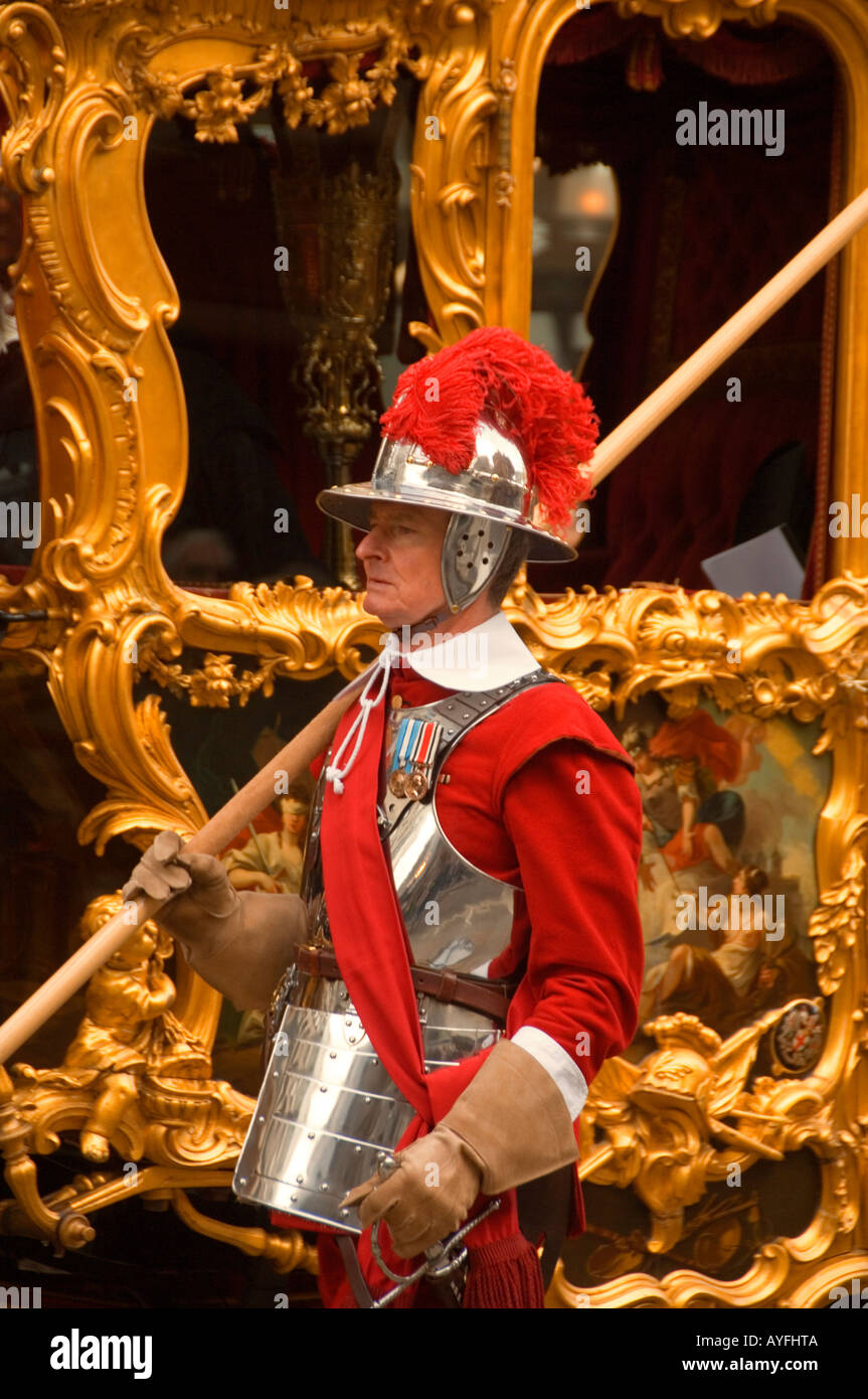Pikenier marschieren mit dem gold Trainer des Oberbürgermeisters in der Prozession auf der Lord Bürgermeister Show in der Londoner City Stockfoto