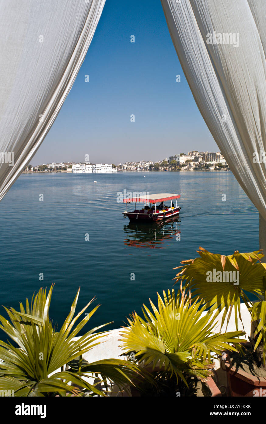 Indien-UDAIPUR-Blick auf schönen romantischen Lake Palace Jagniwas mitten im Pichola-See aus einem Fenster in Jagmandir Stockfoto