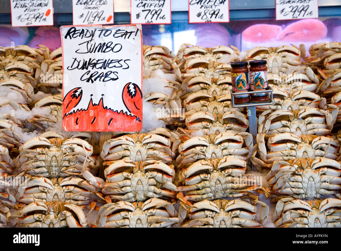 Seattle Washington State USA Fish Stall Pike Place Market Dungeness Krabben Garnelen Shell Fisch Stockfoto