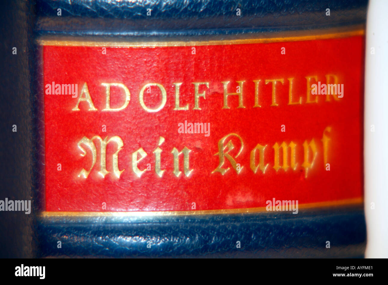 Wirbelsäule von 1939-Ausgabe von Mein Kampf von Adolf Hitler Autobiographie Stockfoto