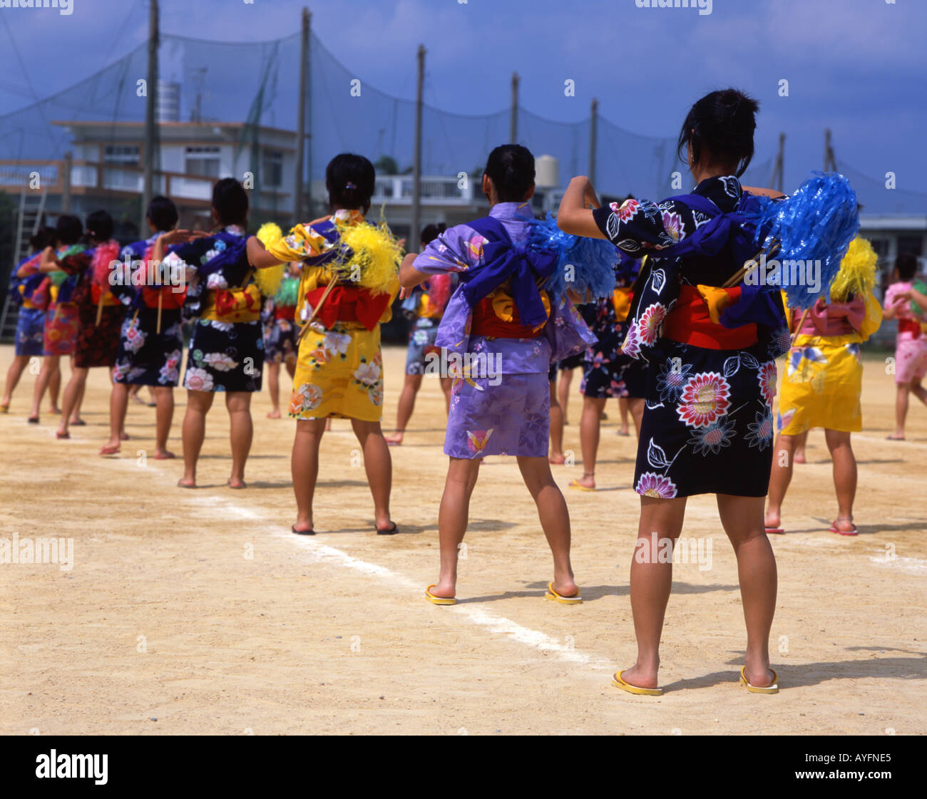 Japanische Schulmädchen führen traditionelle Eisa Tanz am Schulfest Stockfoto