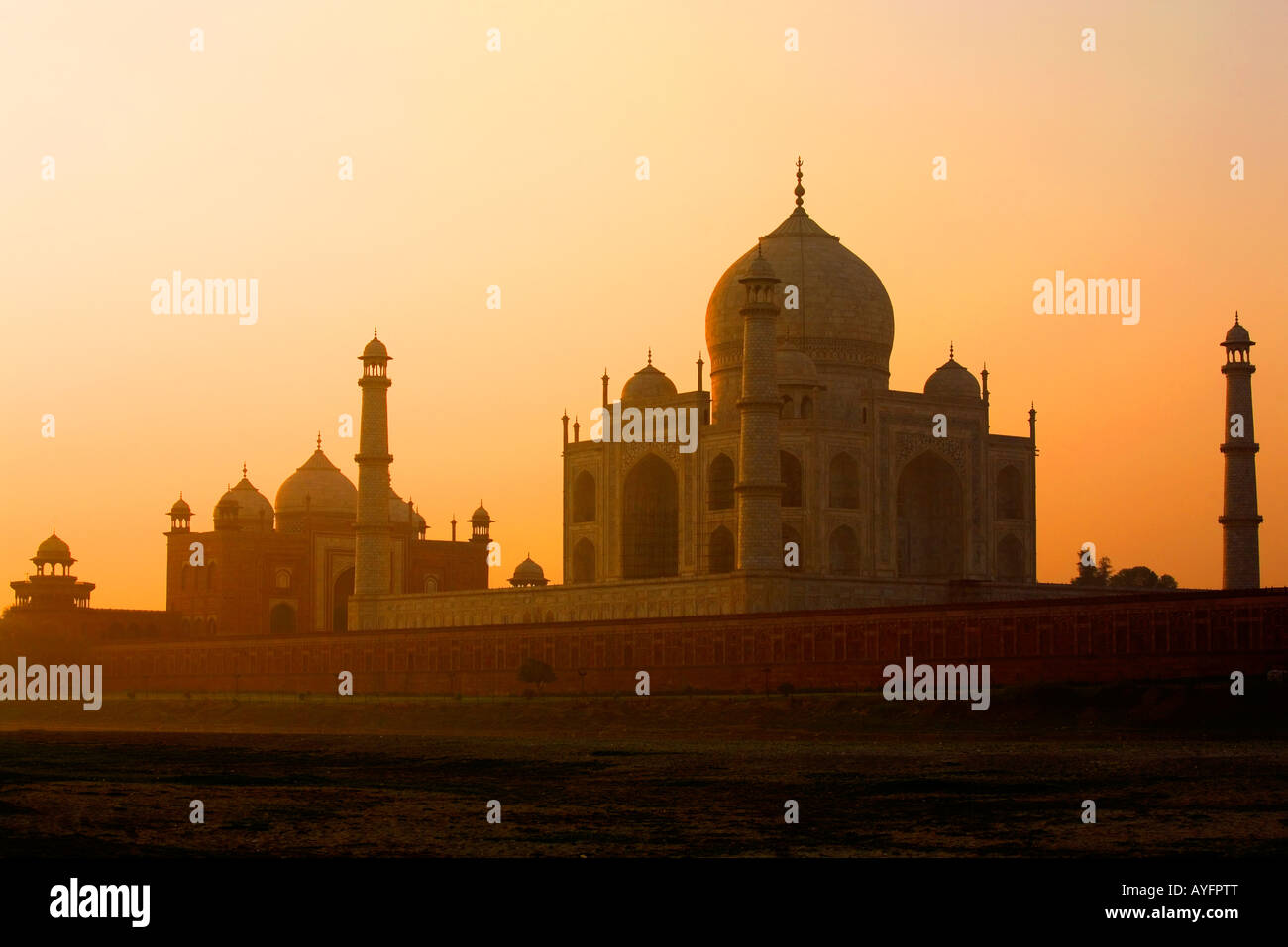 Taj Mahal bei Sonnenaufgang mit Regenbogen, Agra, Indien Stockfoto