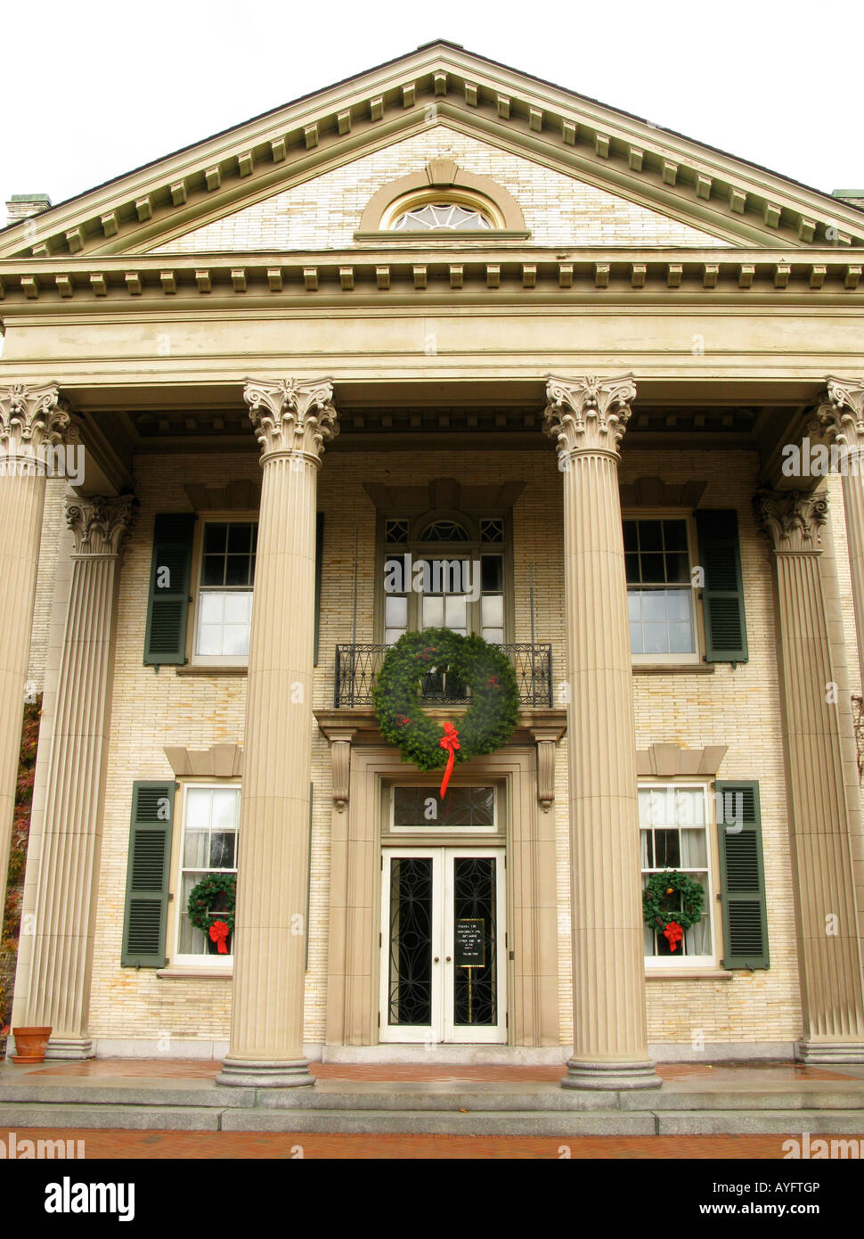 Fassade des Colonial Revival Herrenhaus mit Weihnachtsschmuck, International Museum of Photography und Film George Eastman House R Stockfoto