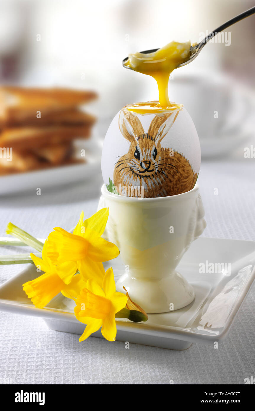 Traditionelle handbemalte dekoriert gekochte Oster hase Ei in ein Frühstück mit Toast, getaucht in das Ei Stockfoto