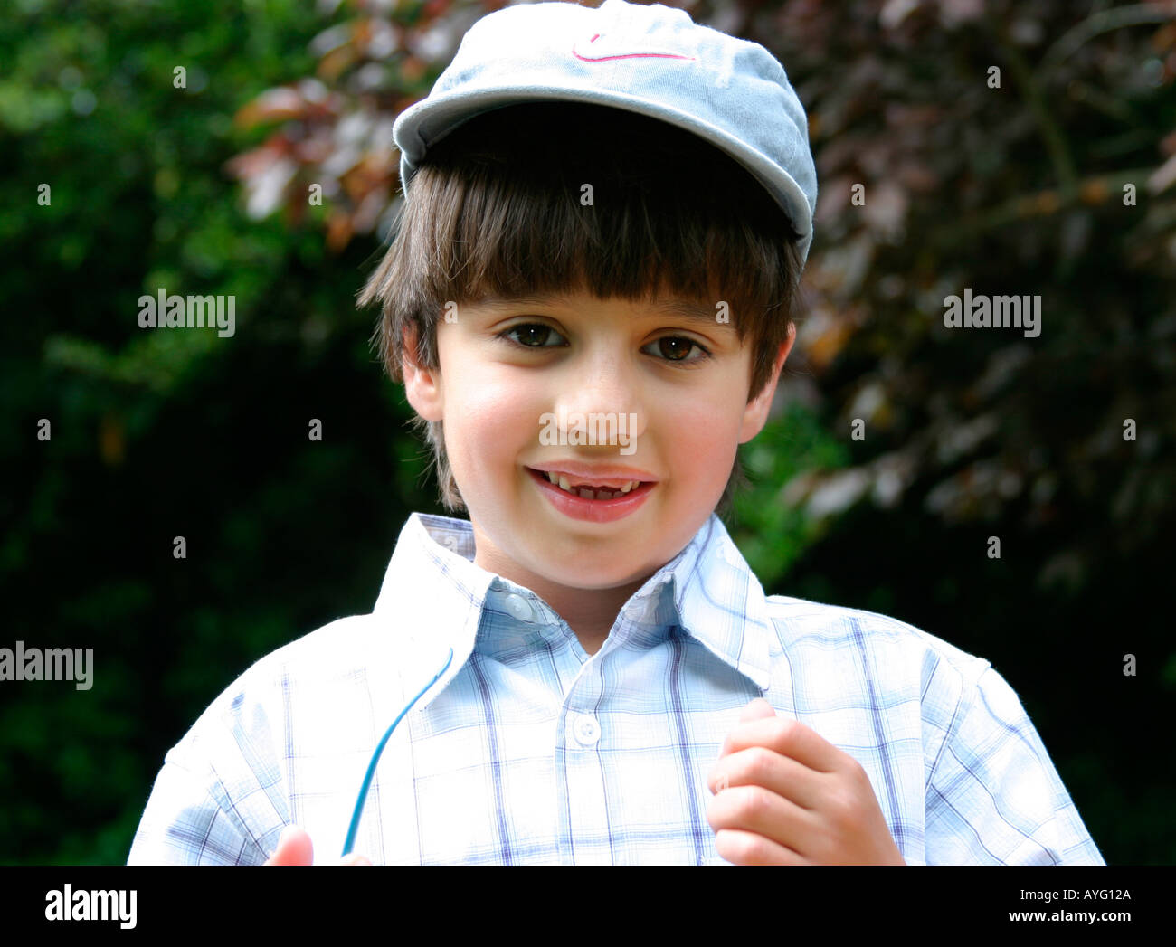 Boy wearing baseball cap Fotos und Bildmaterial in hoher Auflösung