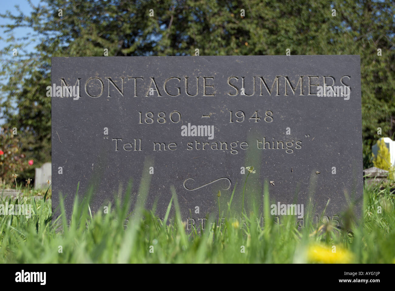 Grabstein von Montague Summers, Friedhof Richmond, Surrey, england Stockfoto