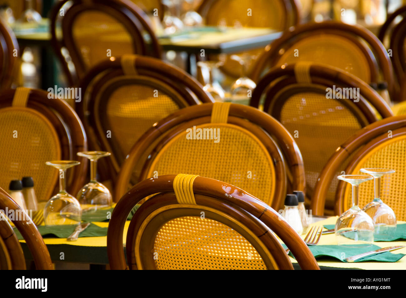 Tische und Stühle eines Restaurants in Nizza, Frankreich Stockfoto