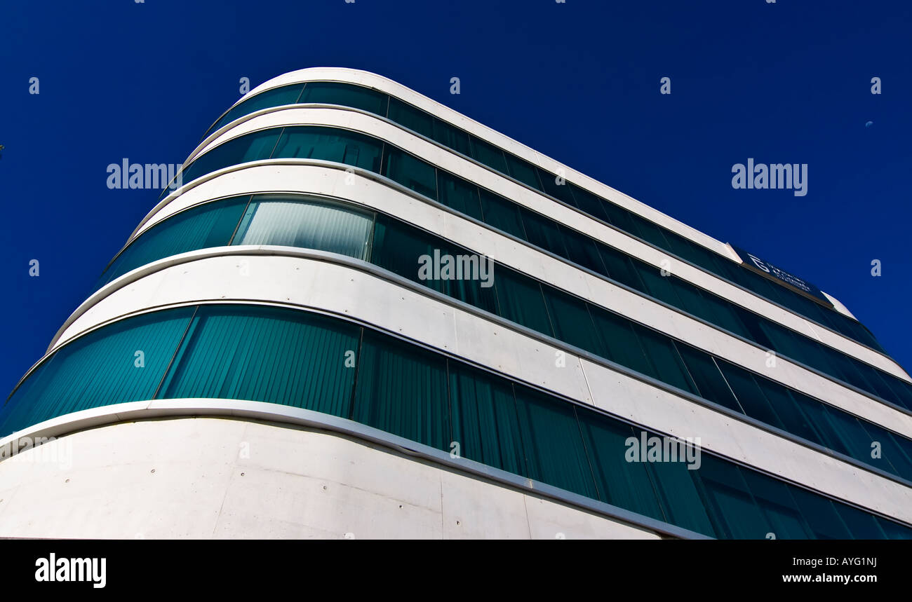 Bürogebäude von unten gegen blauen Himmel Stockfoto