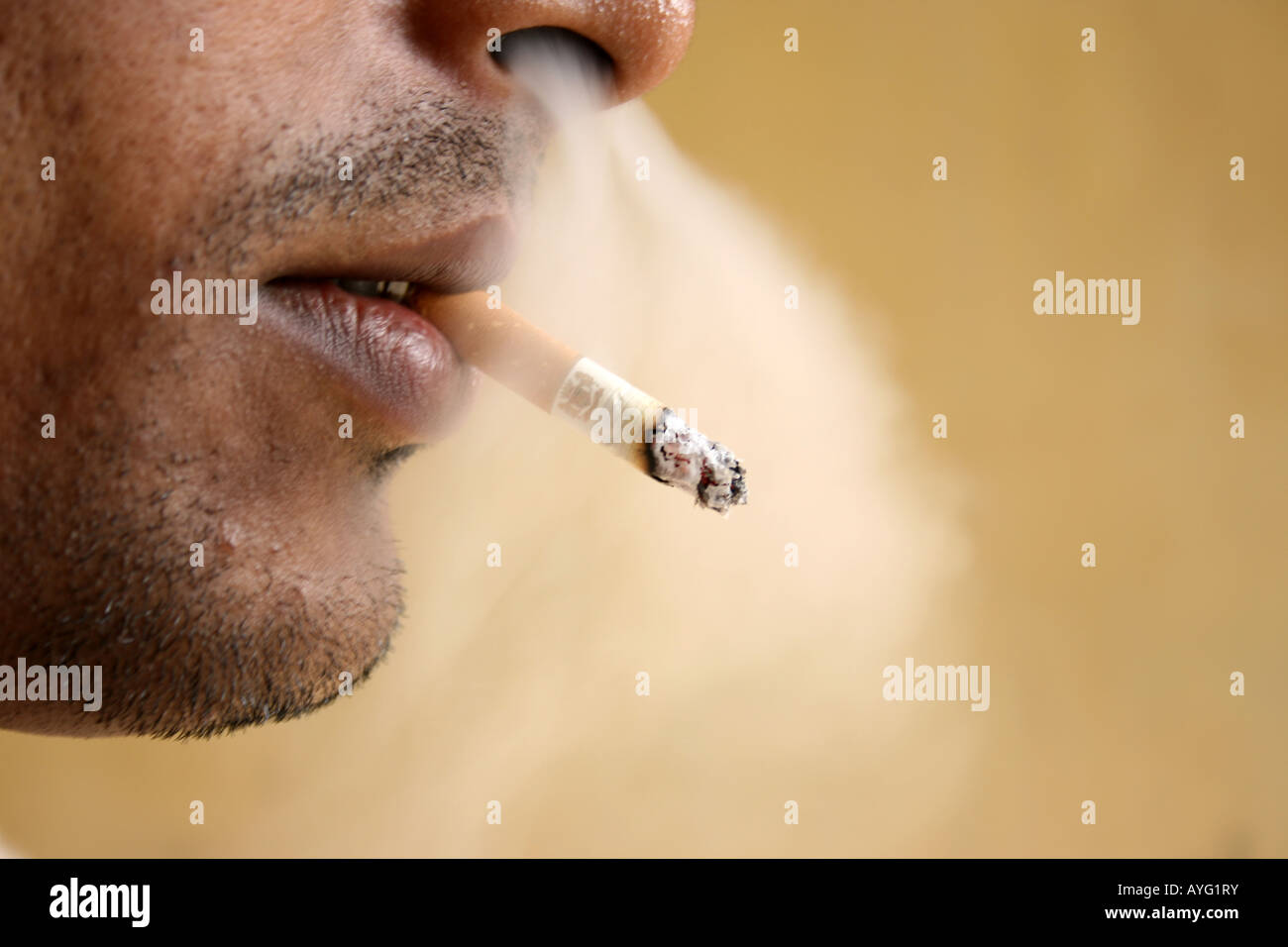 Youngster Rauchen Stockfoto