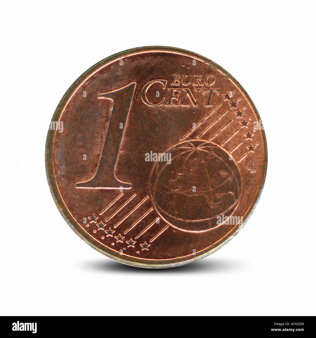 gut genutzte 1 Eurocent-Münze stehend mit Schatten auf weißem Hintergrund Stockfoto