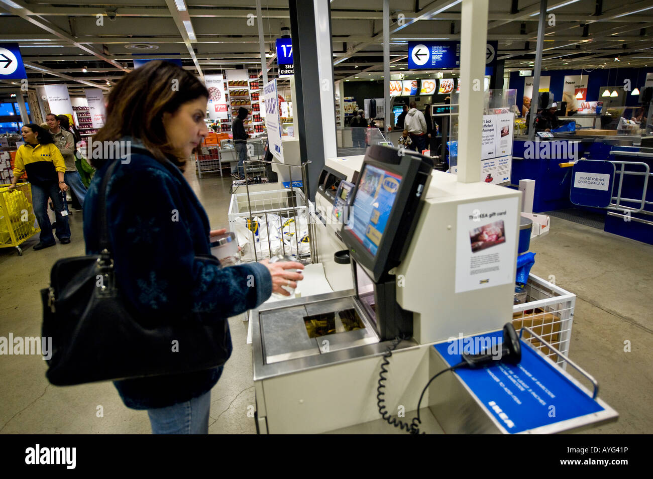 Frau Felder an einer Self-Checkout-Station einer Filiale zu kaufen. Stockfoto
