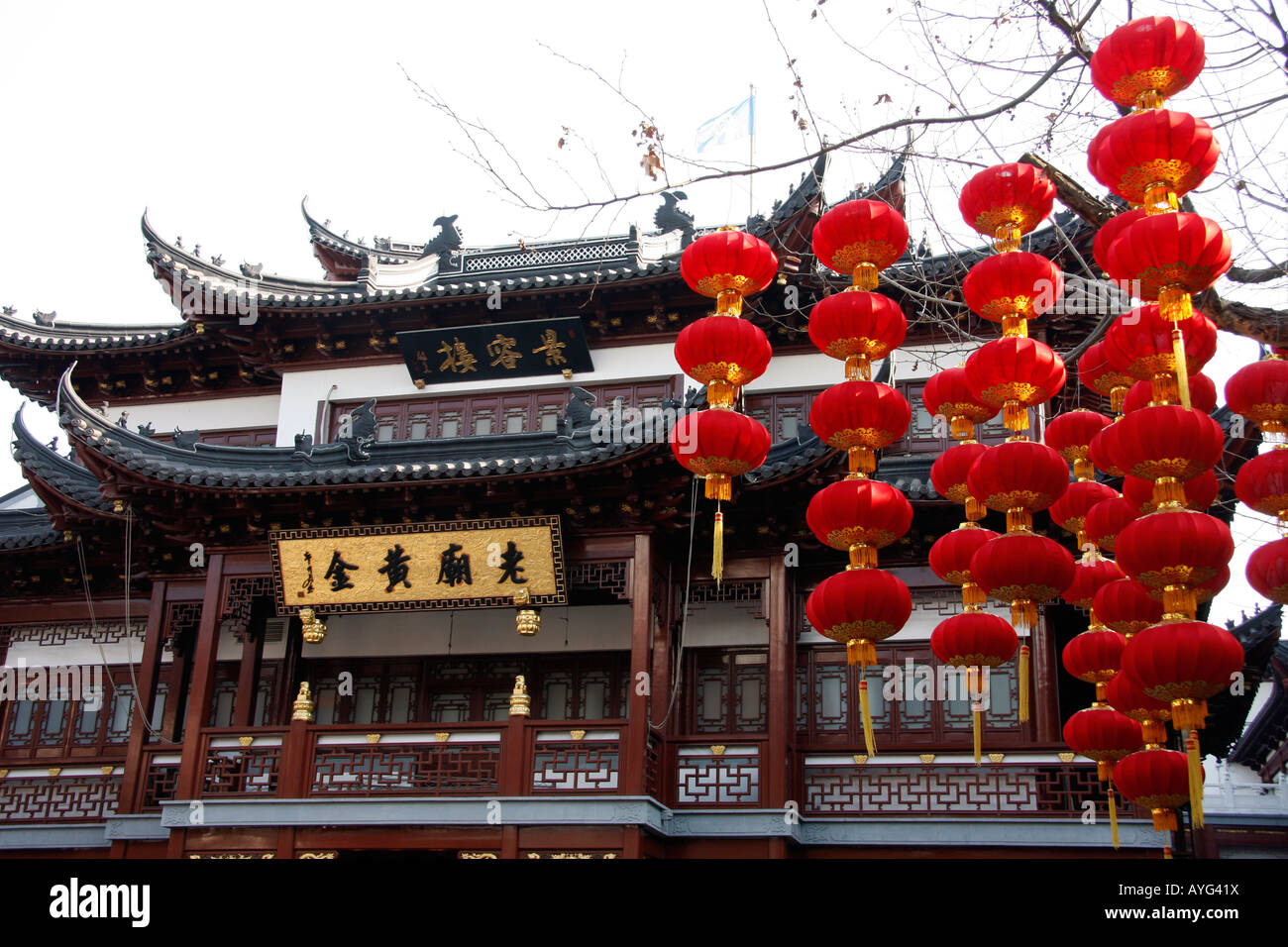 TRADITIONELLE LEUCHTENDE ROTE LATERNEN SCHMÜCKEN EIN QUADRAT IN DAS EINKAUFSZENTRUM VON FANOUS YU YUAN GARDENS BASAR IN SHANGHAI CHINA Stockfoto