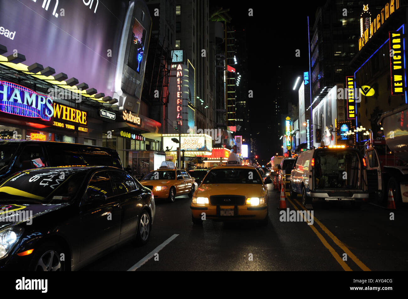 West 42nd Street in Manhattan in der Nacht. Stockfoto
