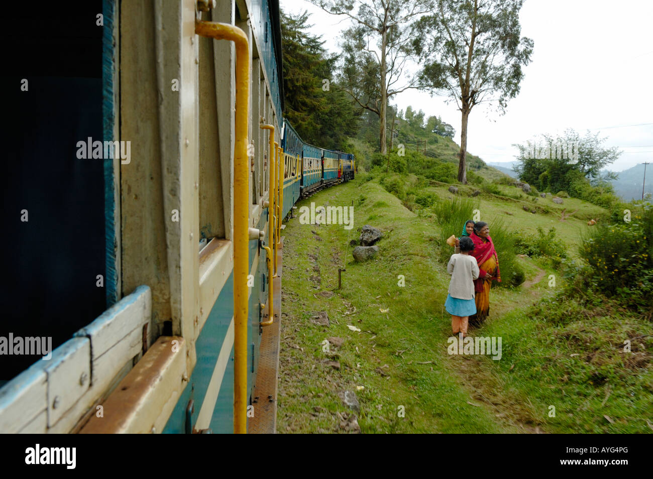 Nilgiri Mountain Railway, vorbei an einer indischen Familie während der Reise von Coonoor nach Ooty. Indien, Tamil Nadu. Stockfoto