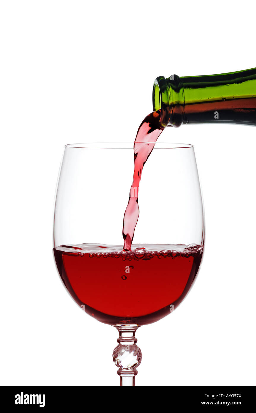Rotwein in ein Glas gießen hautnah Stockfoto