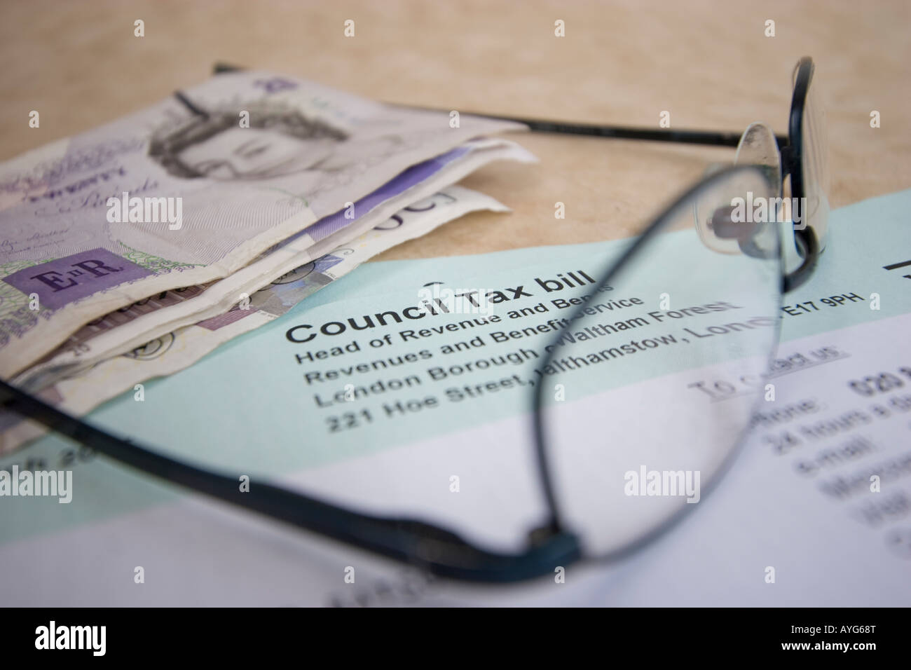 UK Gemeindesteuer Rechnung mit Brille und Bargeld Stockfotografie - Alamy