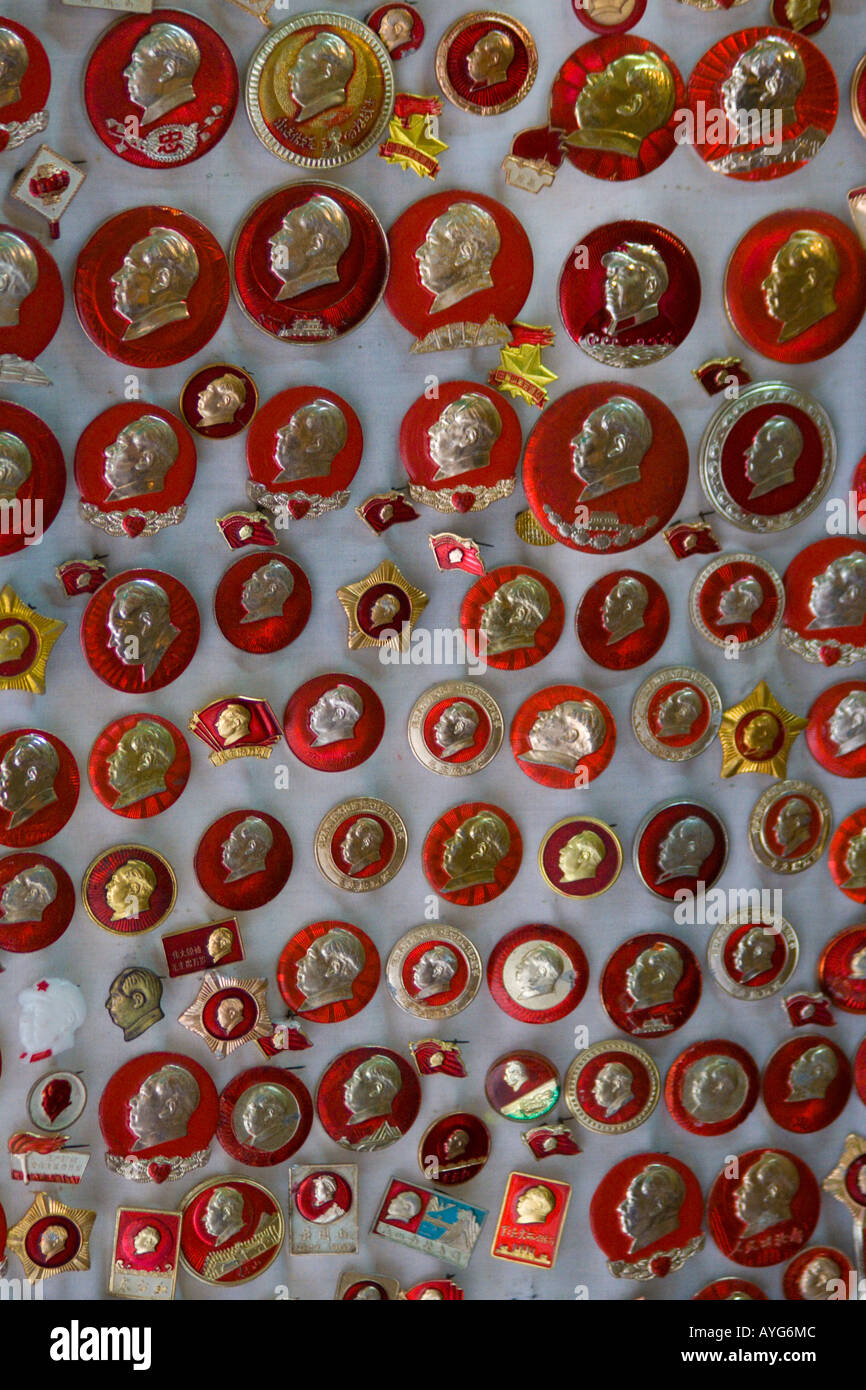 Alte Erinnerung kommunistischen Pins für Verkauf Cat Street Antik Markt Uppler Lascar Zeile Hong Kong SAR China Stockfoto
