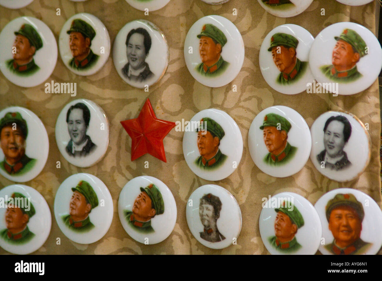 Alte Erinnerung kommunistischen Pins für Verkauf Cat Street Antik Markt Uppler Lascar Zeile Hong Kong SAR China Stockfoto