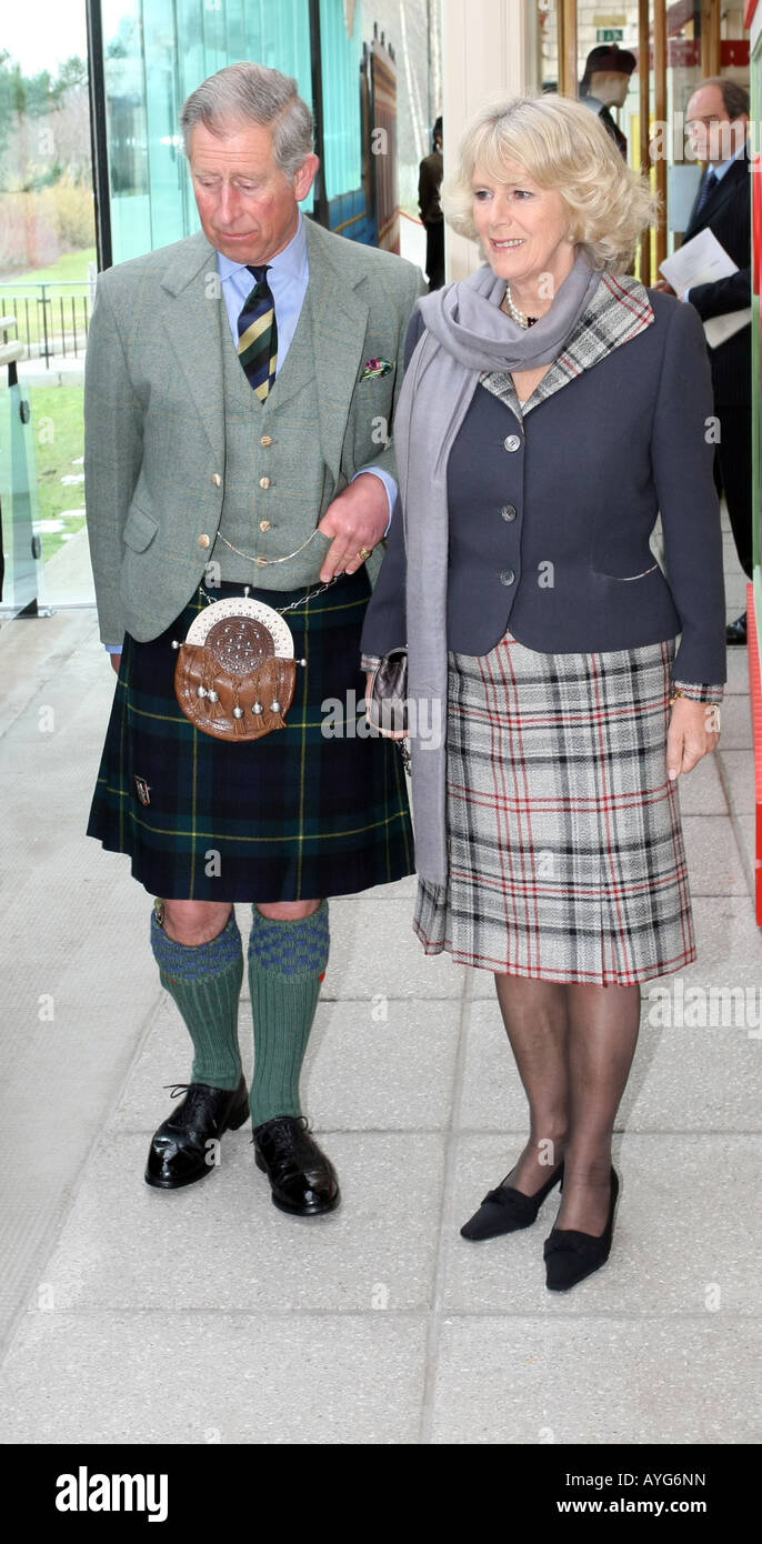 Prinz Charles und seine Frau Camilla, Scottish Highland Kleid während eines Besuchs in Ballater, Aberdeenshire, in der Nähe von Birkhall Stockfoto