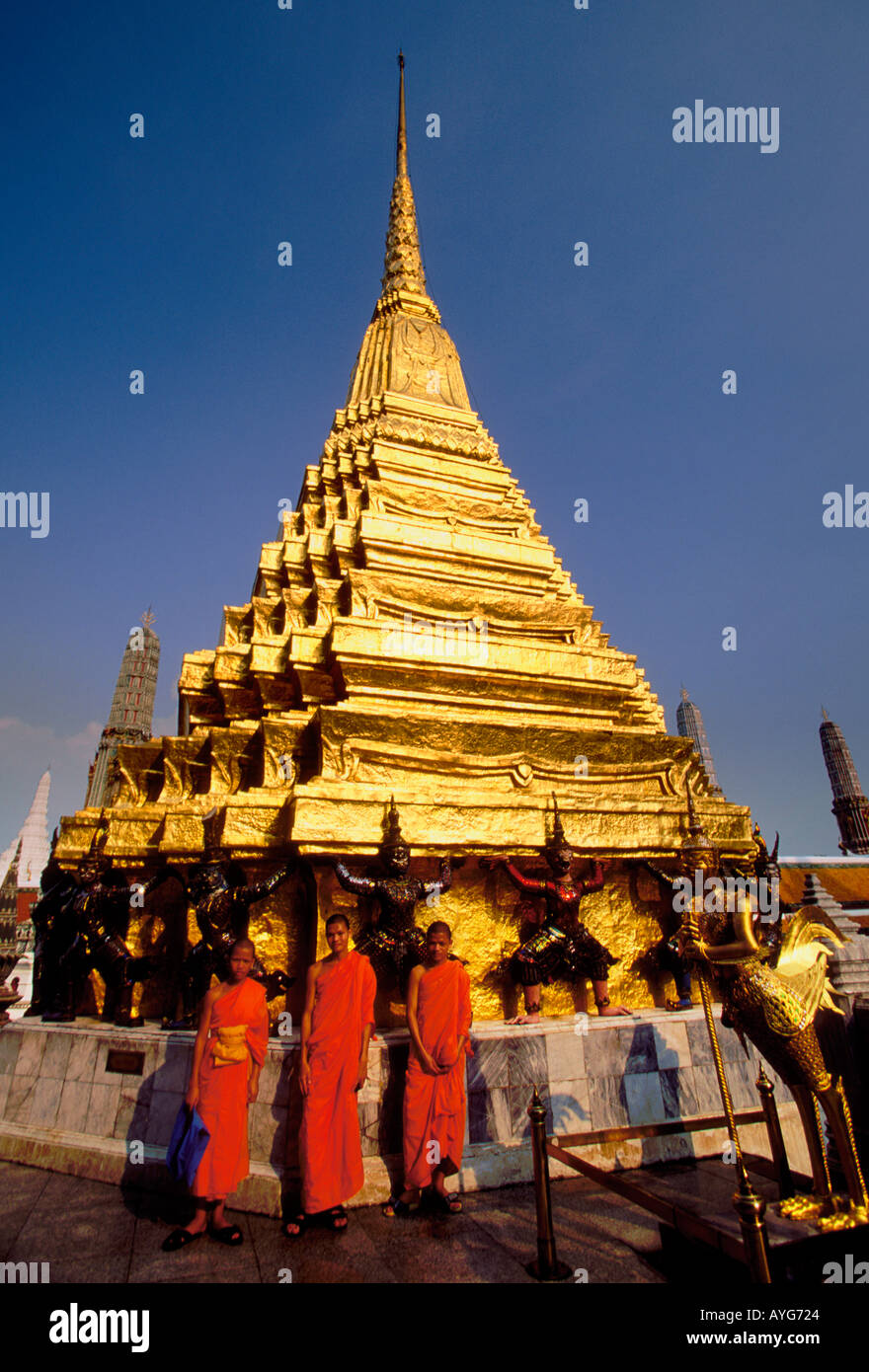 Buddhistische Mönche, Mönche, vergoldeten Chedi, chedi, Wat Phra Si ratana sasadaram, Wat Phra Kaeo, Bangkok, Bangkok, Thailand, Südostasien, Asien Stockfoto