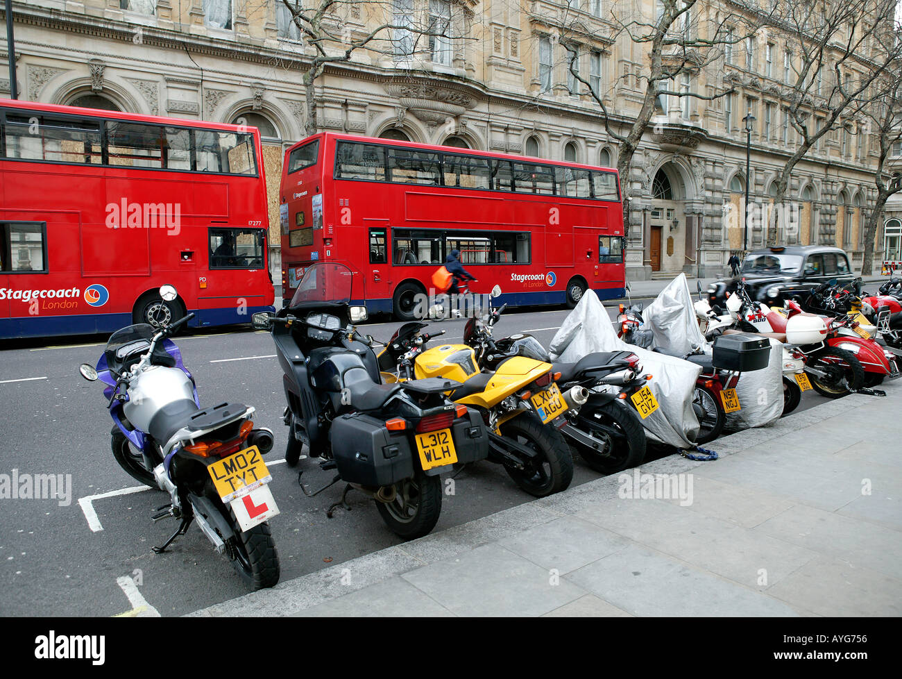 Motorcyles säumen die Londoner Straßen geparkt in diesem Wettbewerbsumfeld Stockfoto