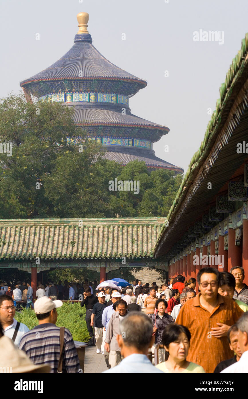 Einheimische drängen sich den Park am Wochenende, Qinan Dian Tempel des Himmels Peking China Stockfoto