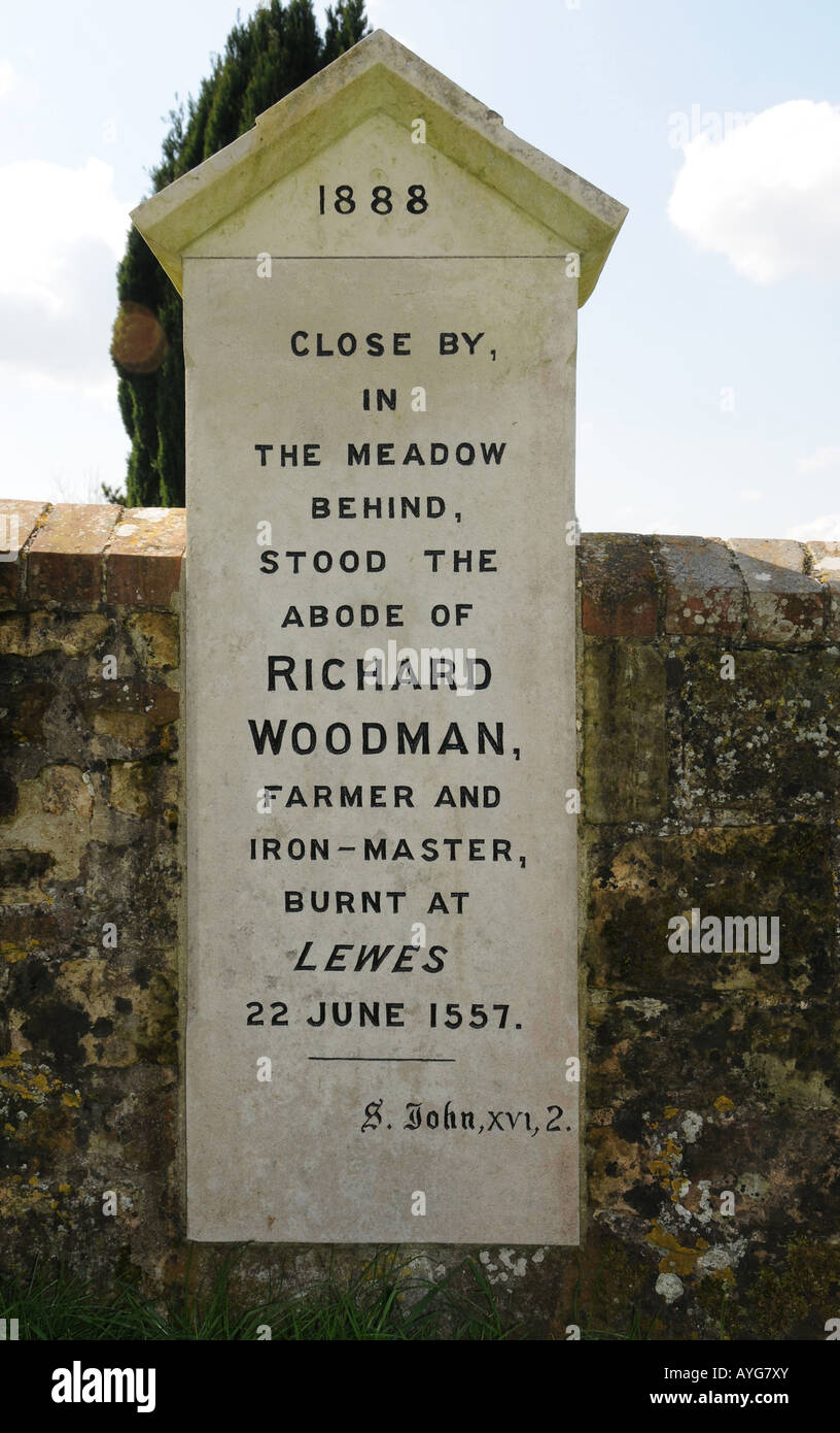 Das Denkmal für Richard, Lewes Märtyrer, an Warbleton Churc, Warbleton, East Sussex, UK. Stockfoto