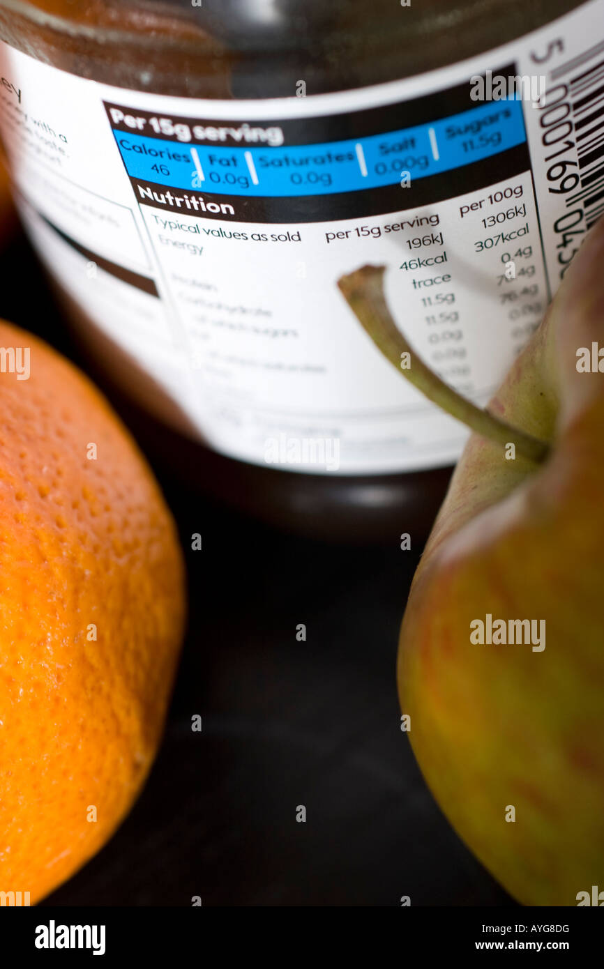 Etiketten von Lebensmitteln Zutaten Beschriftung auf Glas Honig mit frischen Früchten im Hintergrund ernährungswissenschaftlichen Informationen anzeigen Stockfoto