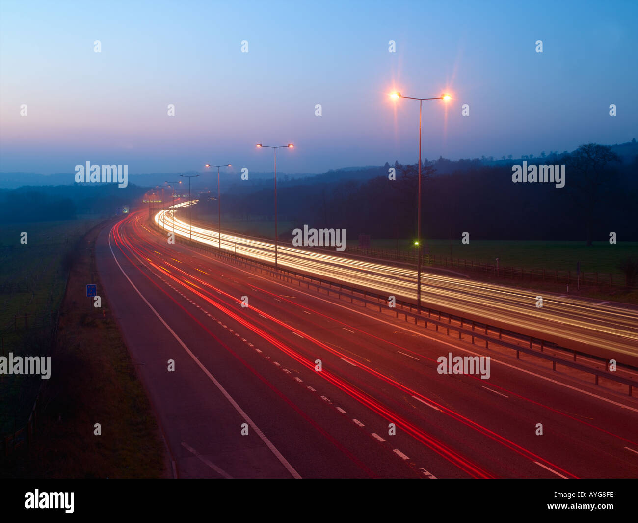 Autobahn in der Abenddämmerung mit Streifen Leuchten Stockfoto