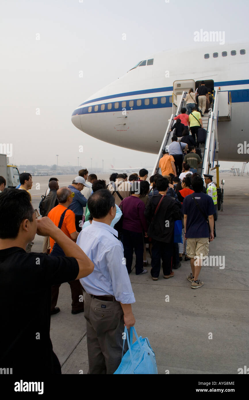 Passagiere, die eine China Air Flugzeug China Flughafen Beijing China einsteigen PEK Stockfoto