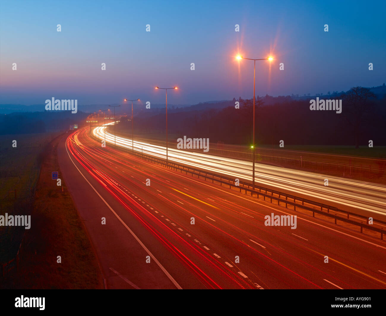 Autobahn in der Abenddämmerung mit Streifen Leuchten Stockfoto