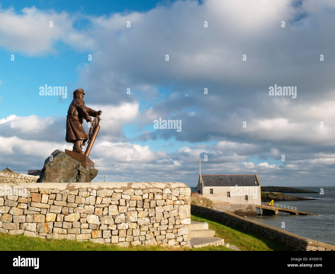 Statue von Steuermann Richard Evans und Lifeboat Station Moelfre Anglesey North West Wales Stockfoto