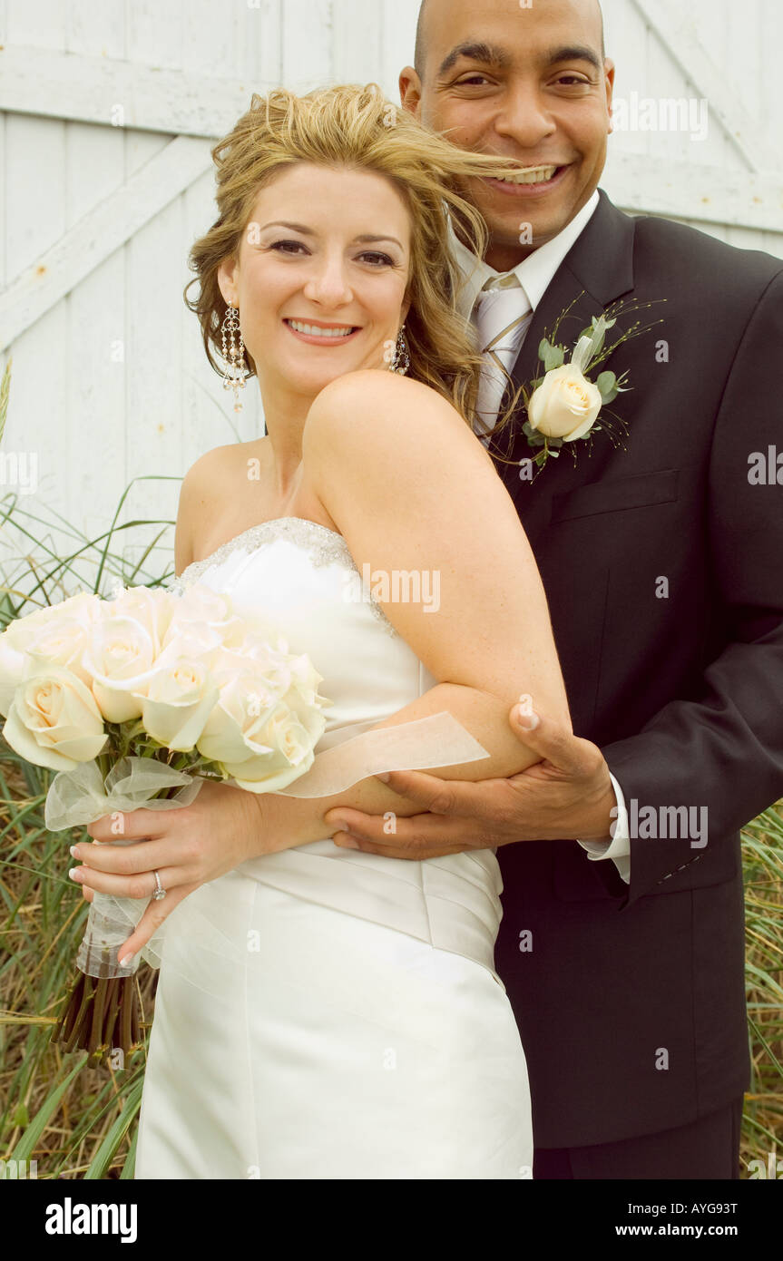 Ein glückliches stattlichen Paare in der Liebe am Tag ihrer Hochzeit. Lächelnd, Küssen, Holding und einander umarmen. Stockfoto