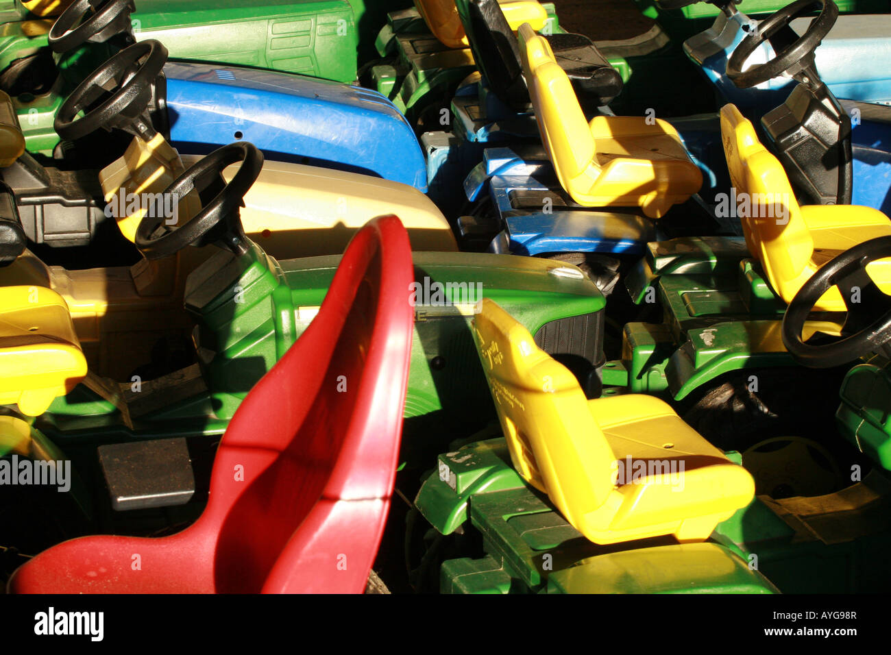 Dicht gepackte landwirtschaftliche Spielzeugfahrzeuge im Easton Farm Park, Suffolk Stockfoto