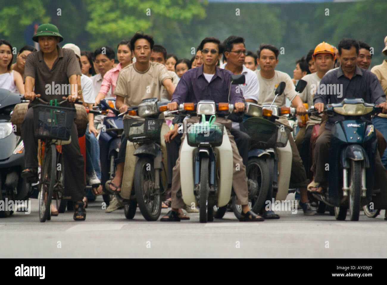 Die Straßen voller Leute Reiten Motorräder Vietnam Hanoi Stockfoto