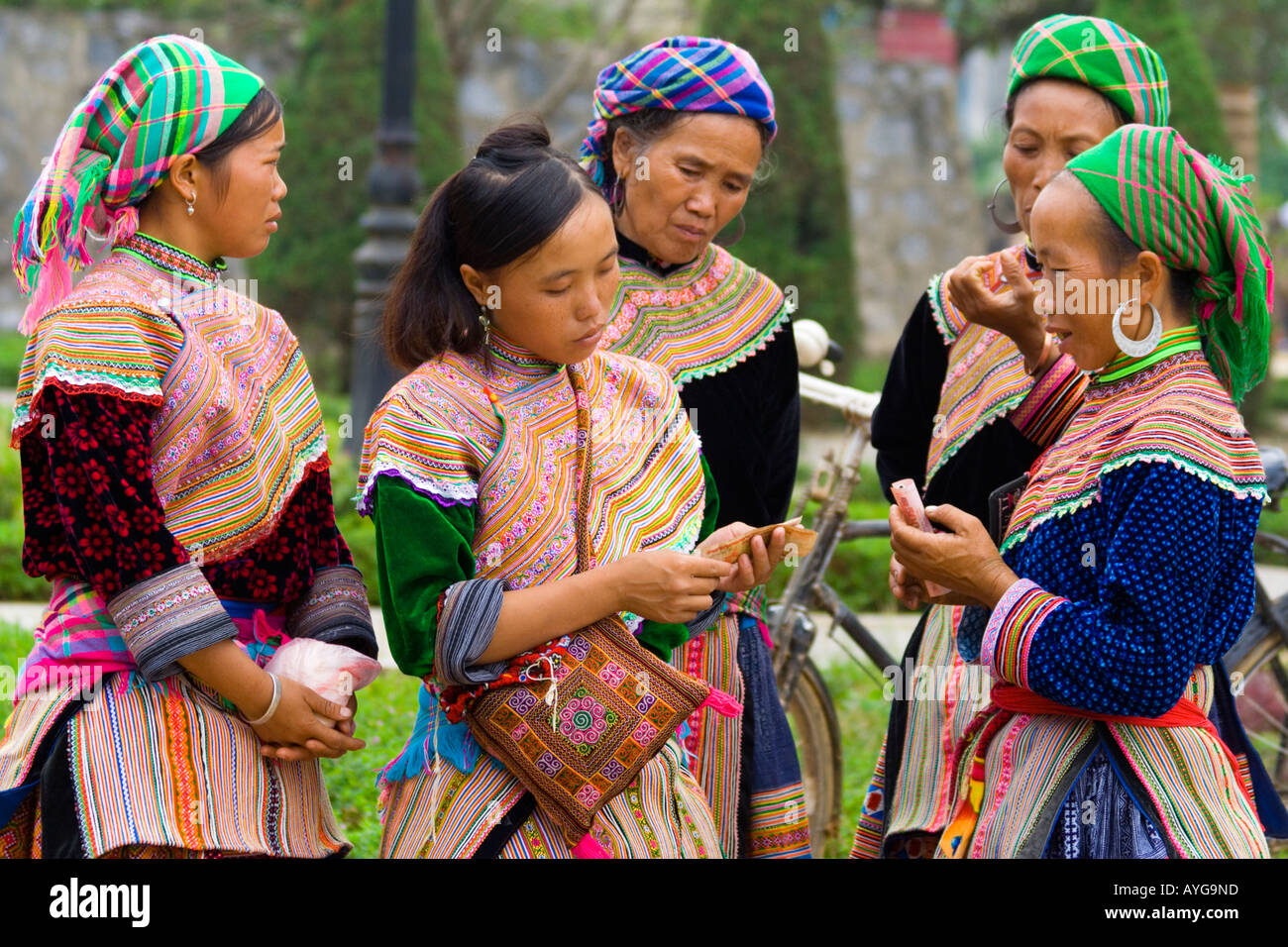 Blumenmarkt Hmong Frauen Durchführung einer Transaktion Bac Ha in der Nähe von Sapa Vietnam Stockfoto