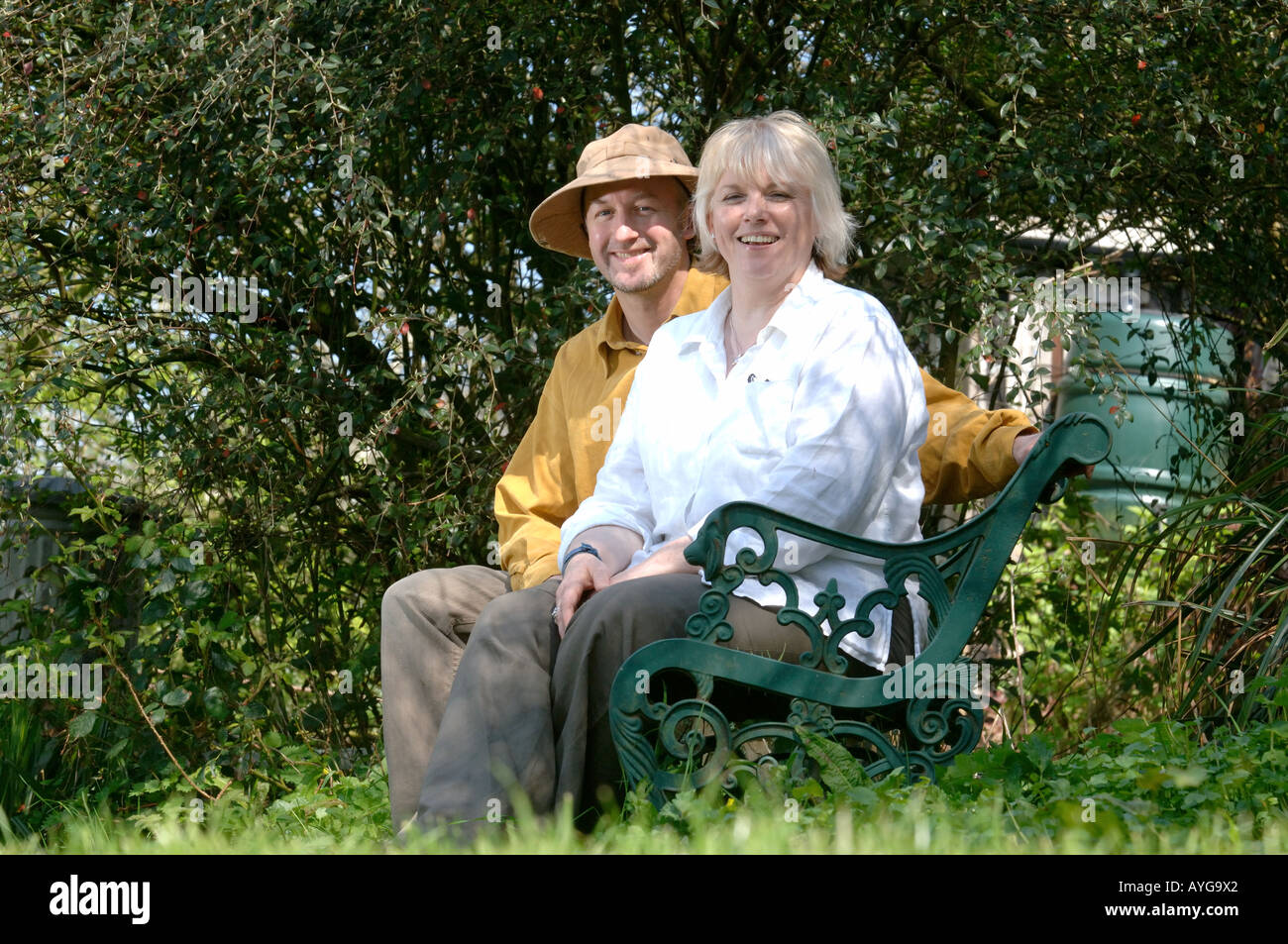 Künstler Peter Davies und Janet Brady außerhalb ihres Studios Brambles Kunst Retreat, Lifton, devon Stockfoto