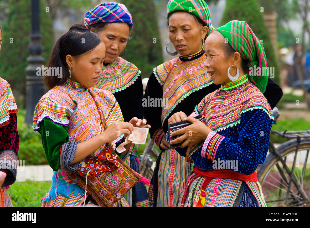 Blumenmarkt Hmong Frauen Durchführung einer Transaktion Bac Ha in der Nähe von Sapa Vietnam Stockfoto
