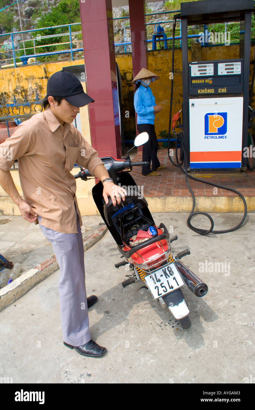 Füllt sich Motorräder mit Benzin auf Gas Station Pumpen CatBa Halong Bucht Vietnam Stockfoto