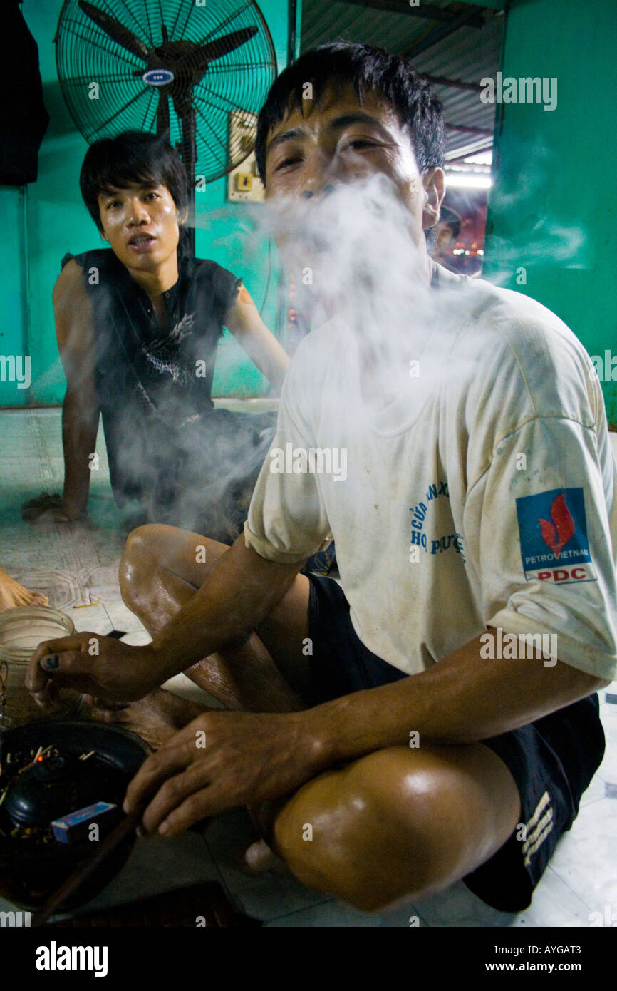 Männer, die Arbeit in einer Eisfabrik nehmen eine Pfeife rauchen brechen Cat Ba Insel Halong Bay Vietnam Stockfoto