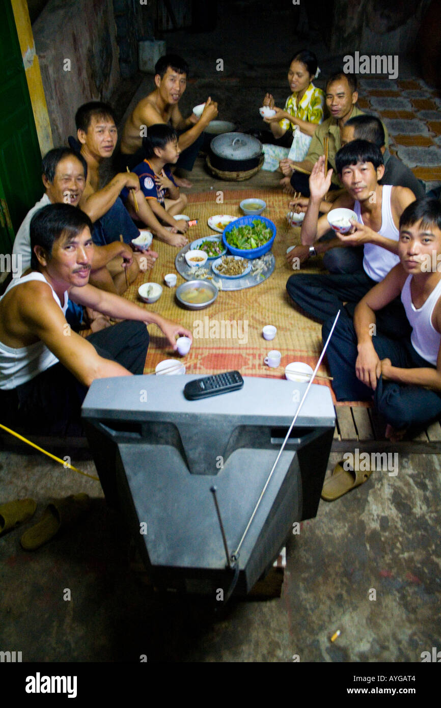 Mahlzeit mal vietnamesische Familie setzen Sie sich zum Abendessen Cat Ba Insel Halong Bucht Vietnam Essen Stockfoto