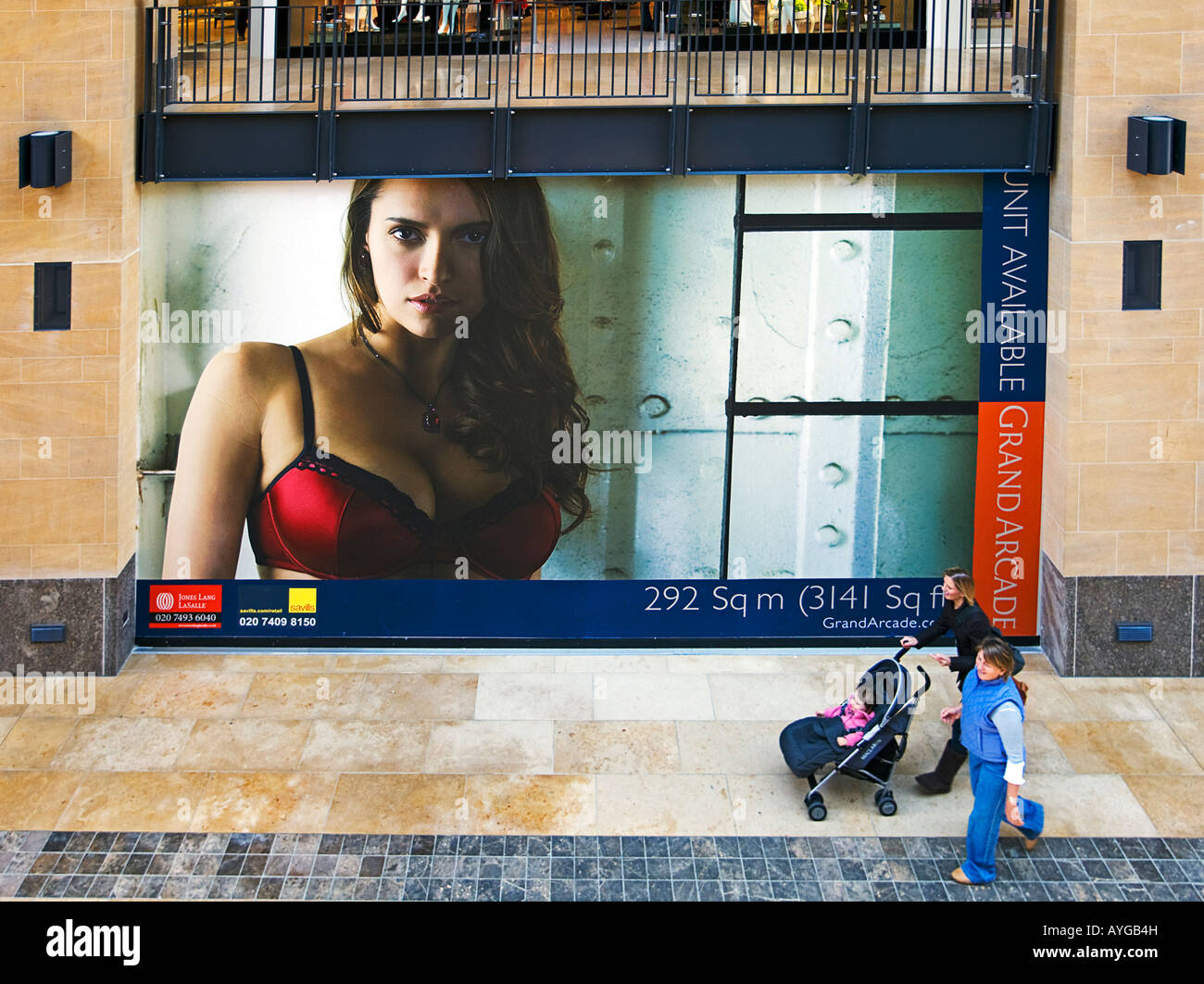 Wenn Sie durch die Grand Arcade. Cambridge. Cambridgeshire. East Anglia. VEREINIGTES KÖNIGREICH. Stockfoto