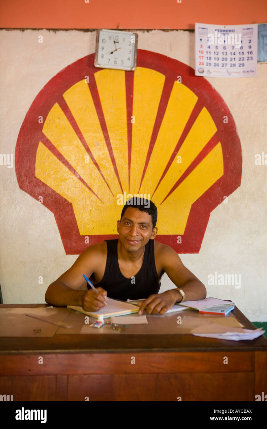 Gas Station attendant Shell Zeichen Altagracia auf der Insel Ometepe Nicaragua Stockfoto