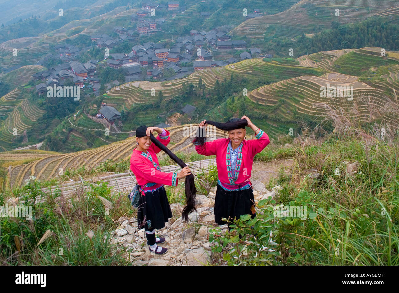 Langhaarige Yao Minderheiten in den Reis Terrasse Felder Ping eine Longsheng-China Stockfoto