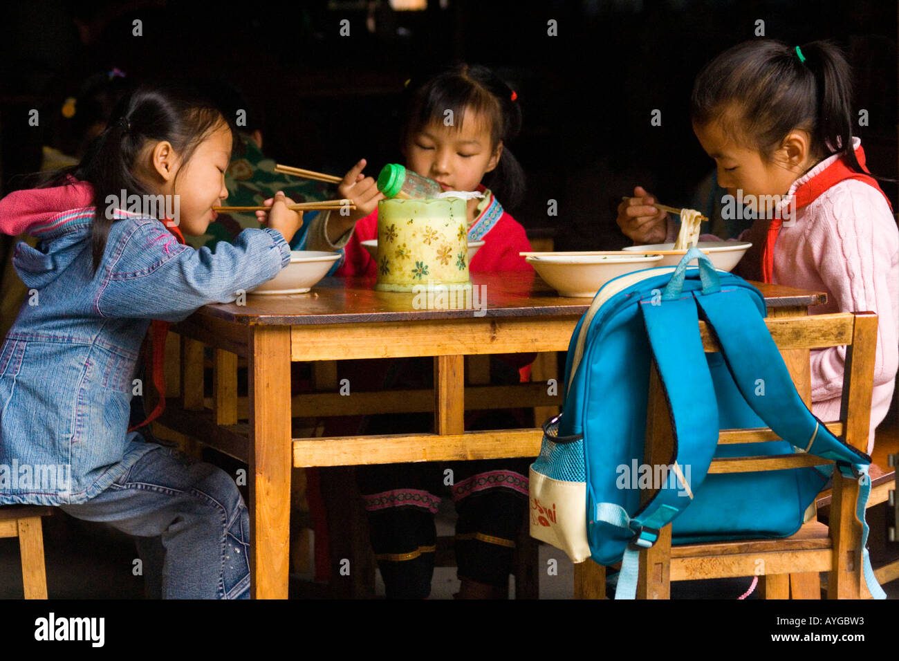 Young Zhuang Minderheit Schülerinnen essen Frühstück an einem Tisch Ping An Longsheng China Stockfoto