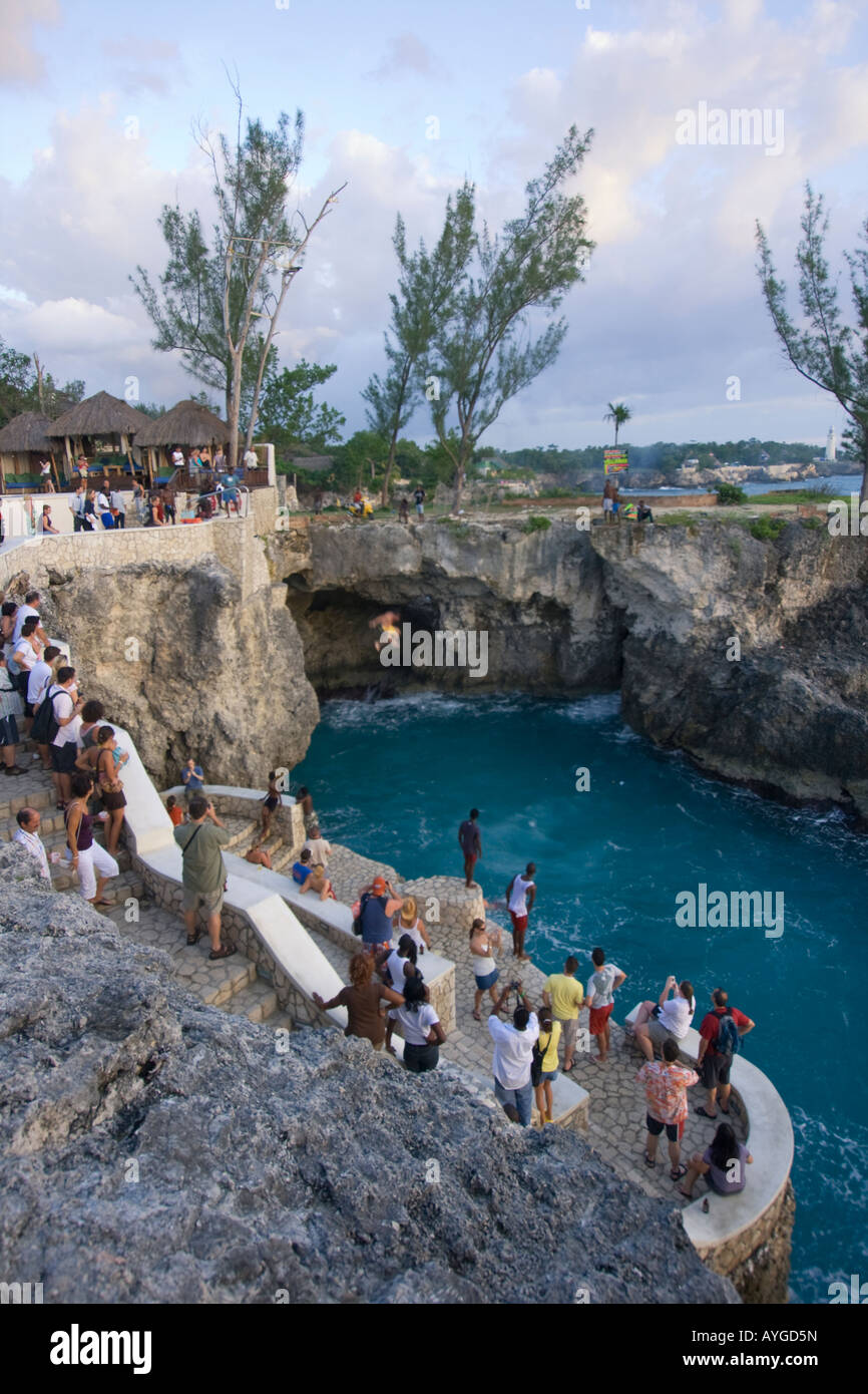 Jamaika Negril Ricks Cafe Cliff Diver Sprung von einem Baum Masse Stockfoto