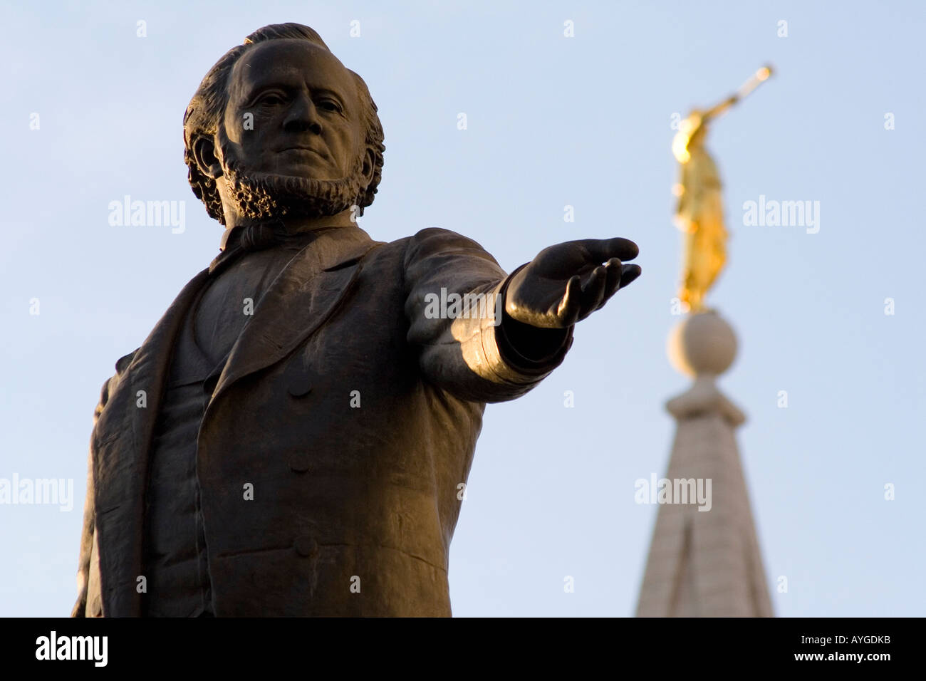 Bronze-Statue von Brigham Junge Golden Angel Maroni in den Hintergrund Temple Square Salt Lake City Utah Stockfoto